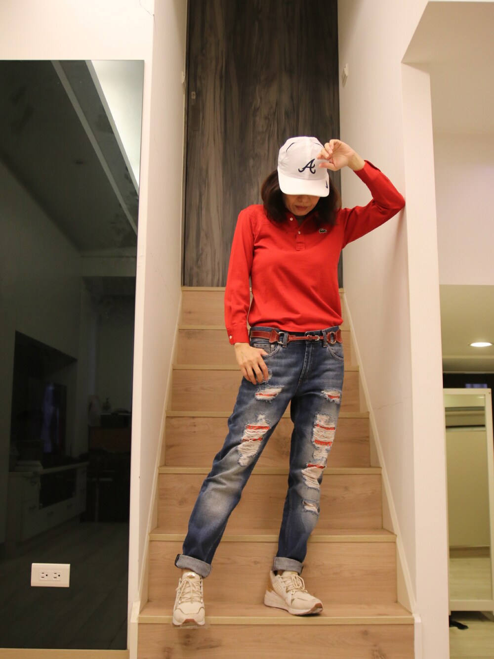 ブルー系のデニムジャケット、レッド系のトップス、ブルー系のデニムパンツを着用したレディースの春コーディネートの2枚目の写真