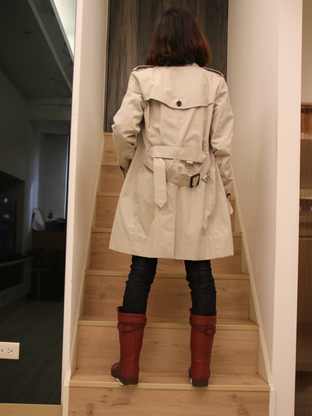 ベージュ系のシャツ/ブラウス、ブルー系のデニムパンツ、レッド系のレインシューズを着用したレディースの春コーディネートの3枚目の写真