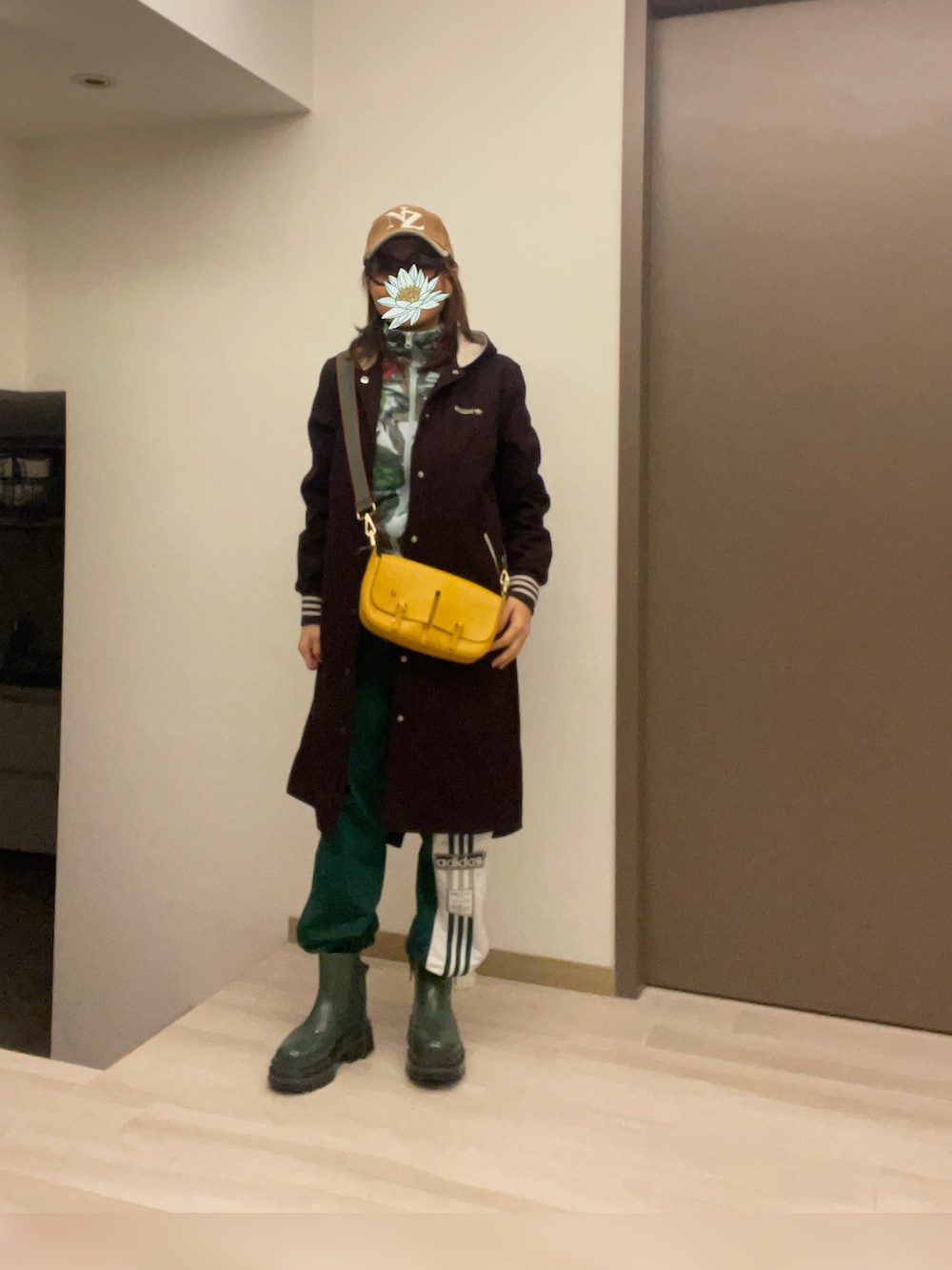 ブラウン系のモッズコート、グリーン系のチノパンツ、その他のスタジャンを着用したレディースの春コーディネートの2枚目の写真