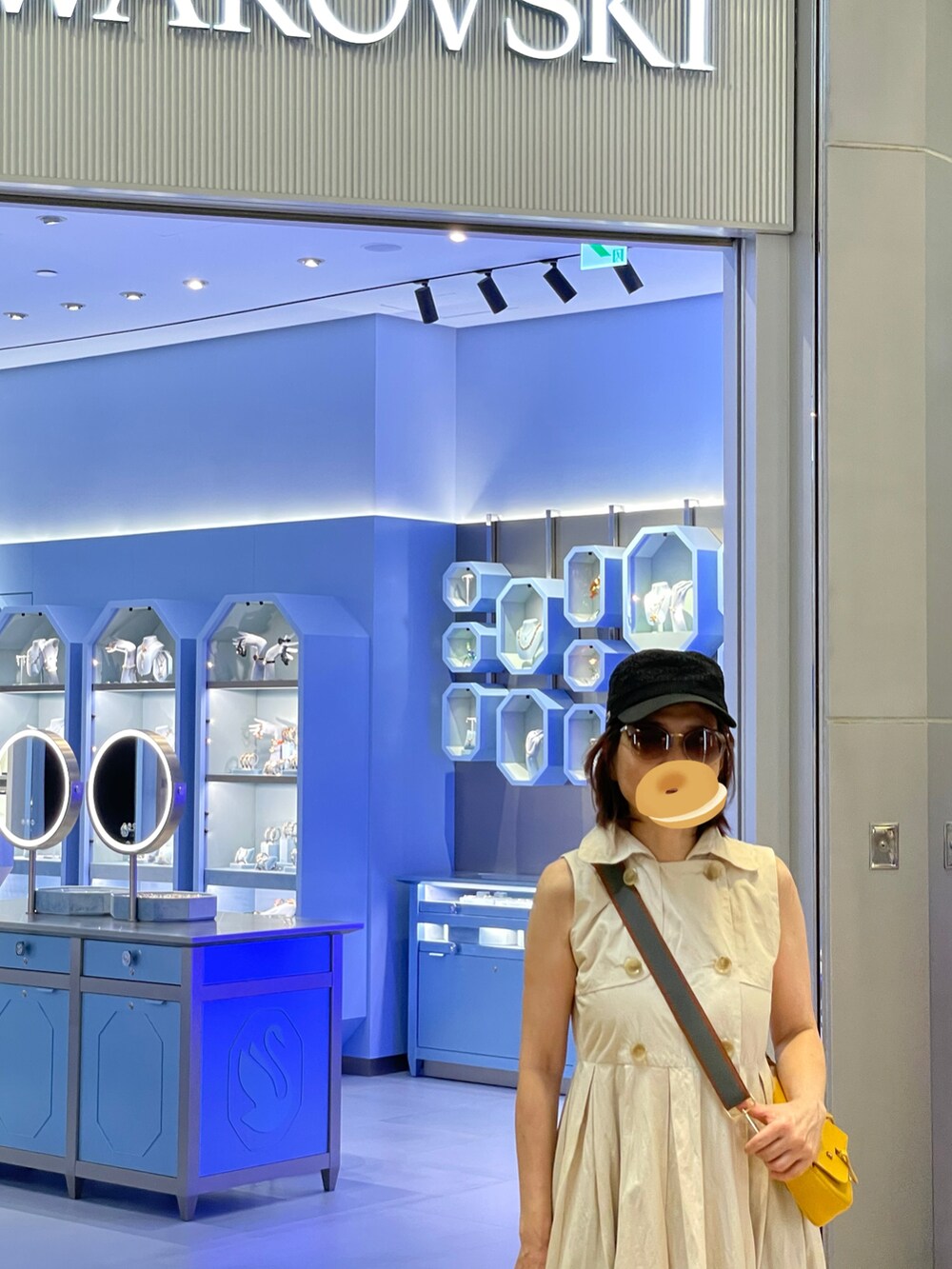 ベージュ系のシャツワンピース、ブラック系のスニーカー、イエロー系のショルダーバッグを着用したレディースの秋コーディネートの4枚目の写真