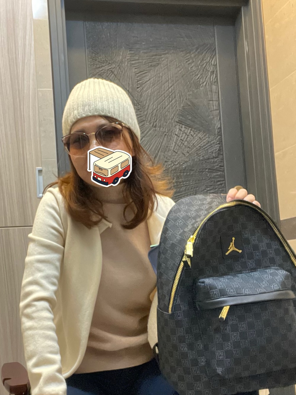 ベージュ系のニット/セーター、ブルー系のスラックス、ブラック系のブーツを着用したレディースの春コーディネートの3枚目の写真