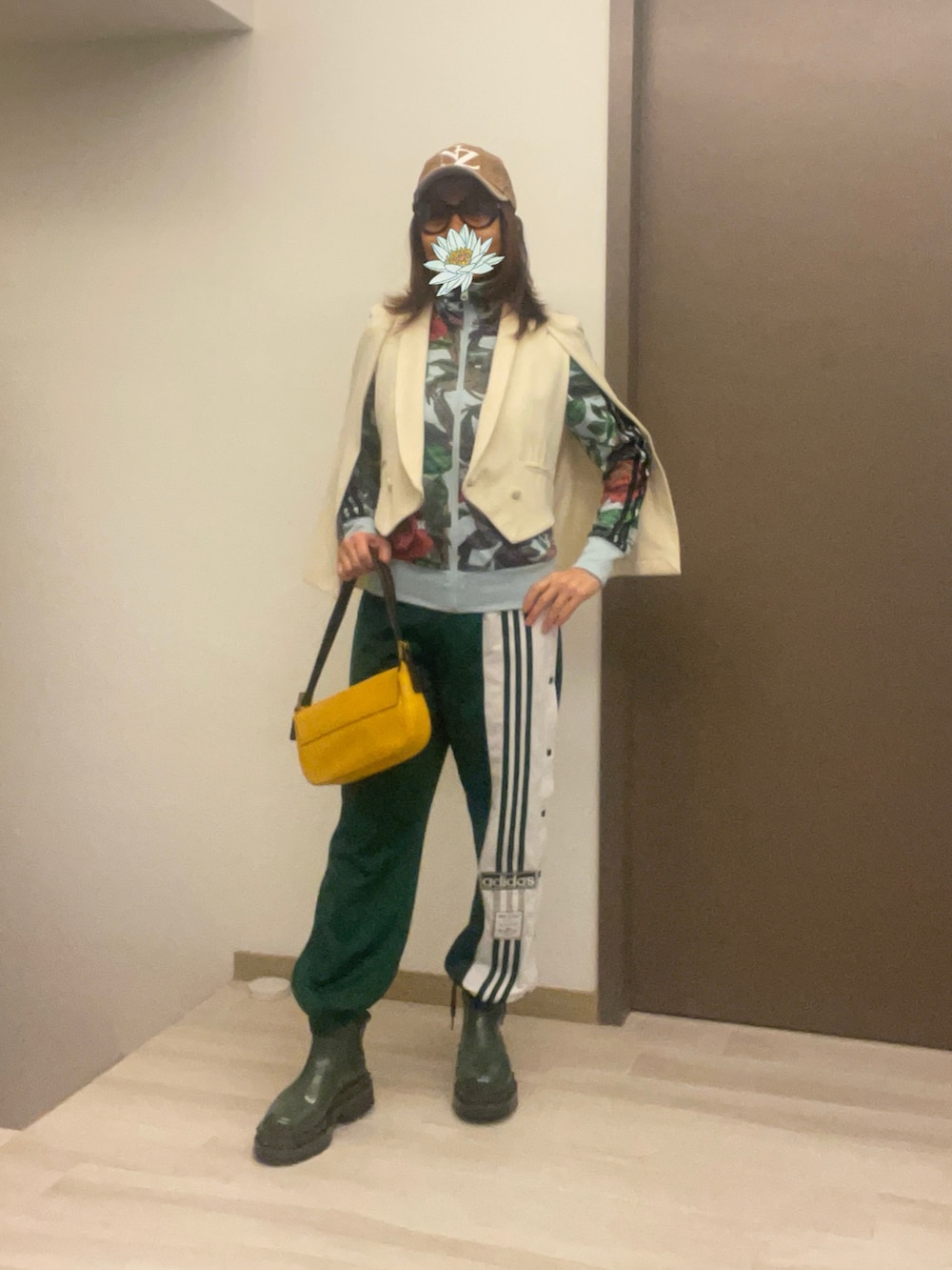 ベージュ系のステンカラーコート、グリーン系のチノパンツ、イエロー系のショルダーバッグを着用したレディースの春コーディネートの4枚目の写真