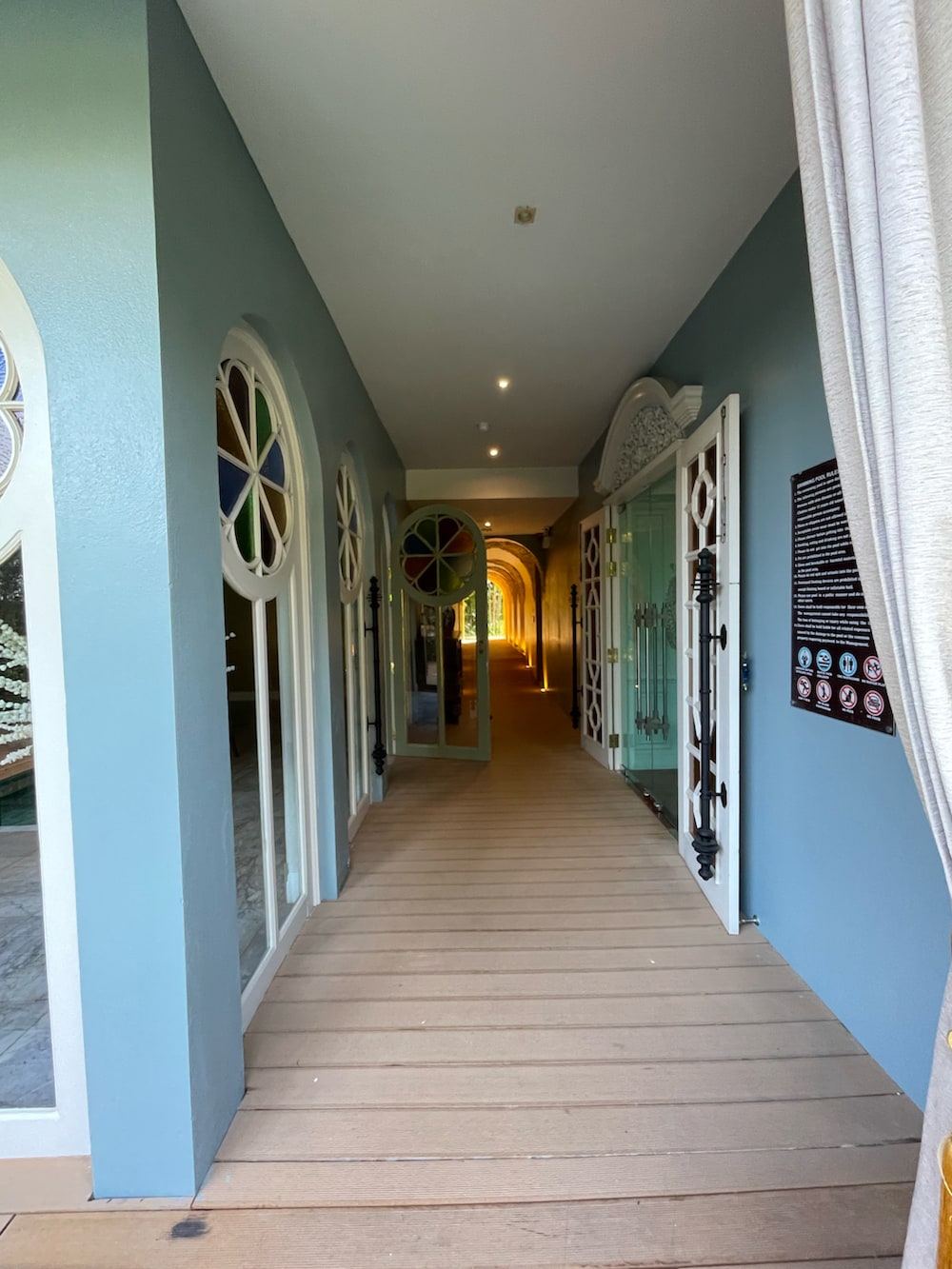 その他のワンピース、ホワイト系のニット/セーターを着用したレディースの冬コーディネートの4枚目の写真