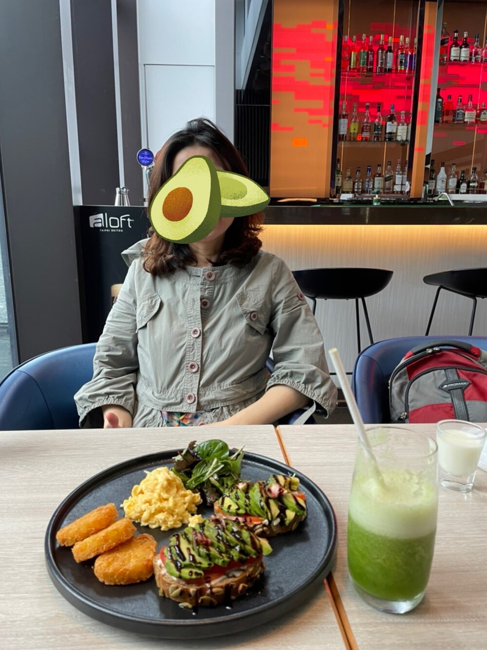 グレー系のTシャツ/カットソー、ブラック系のチノパンツ、グリーン系のトレンチコートを着用したレディースの春コーディネートの3枚目の写真