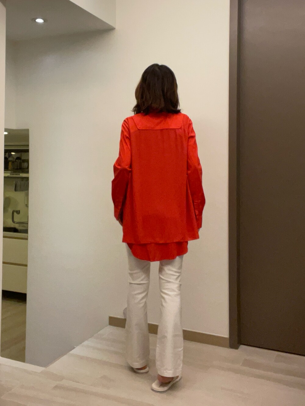 オレンジ系のシャツ/ブラウス、ピンク系のシャツ/ブラウス、ホワイト系のデニムパンツを着用したレディースの春コーディネートの3枚目の写真