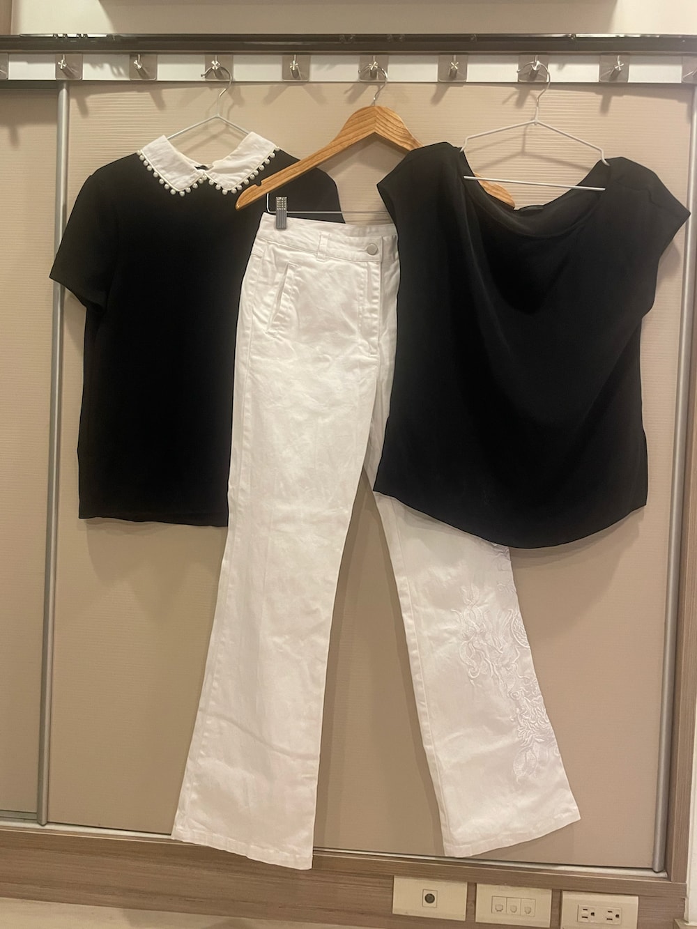 ブラック系のその他トップス、ブラック系のTシャツ/カットソー、ホワイト系のデニムパンツを着用したレディースの春コーディネートの4枚目の写真