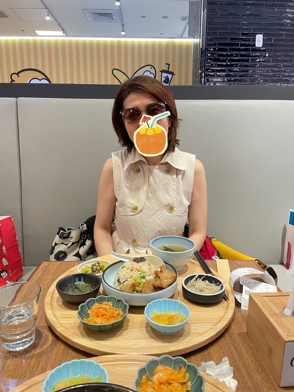 ベージュ系のシャツワンピース、ブラック系のスニーカー、イエロー系のショルダーバッグを着用したレディースの秋コーディネートの2枚目の写真