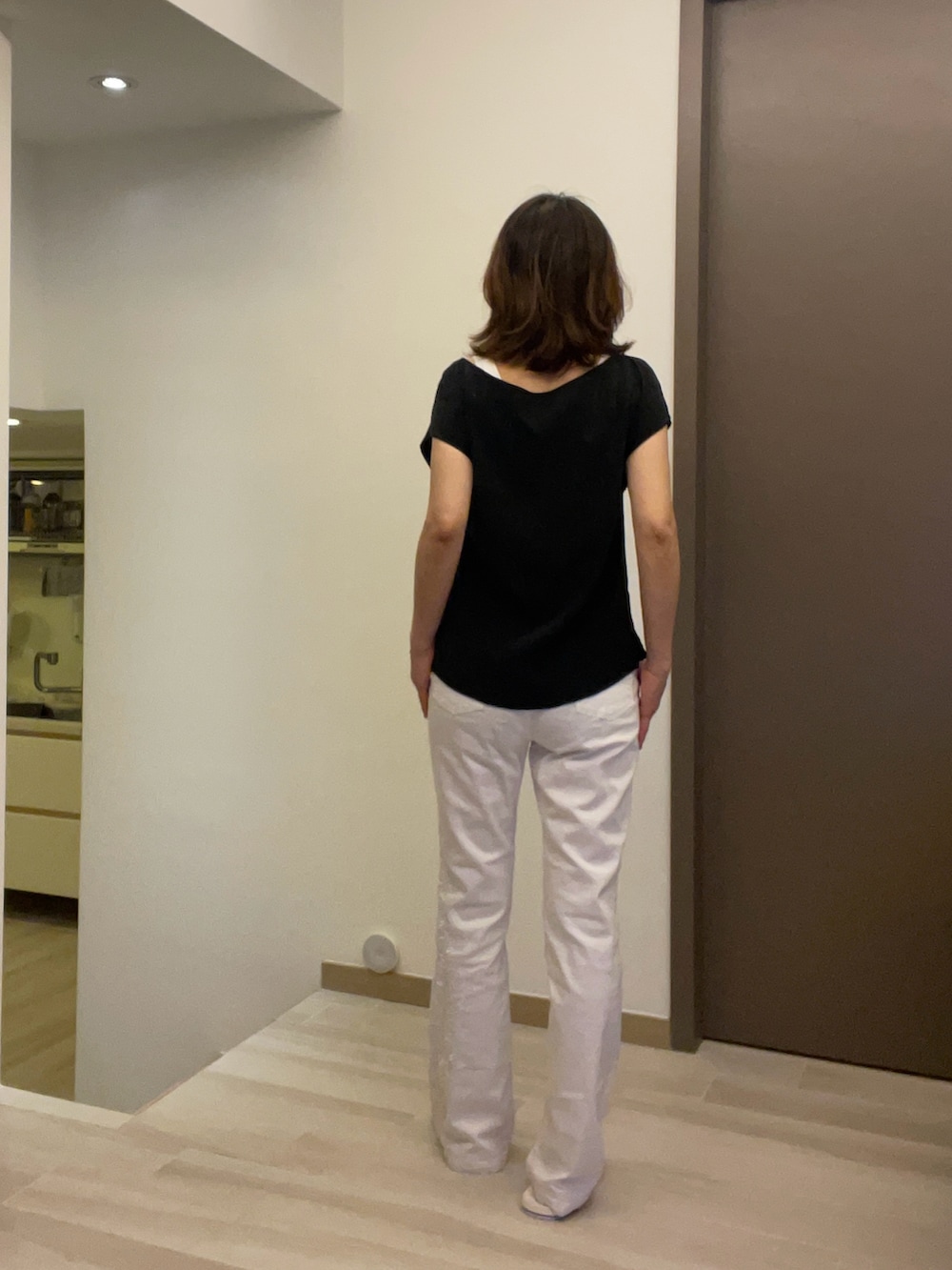 ブラック系のその他トップス、ブラック系のTシャツ/カットソー、ホワイト系のデニムパンツを着用したレディースの春コーディネートの2枚目の写真