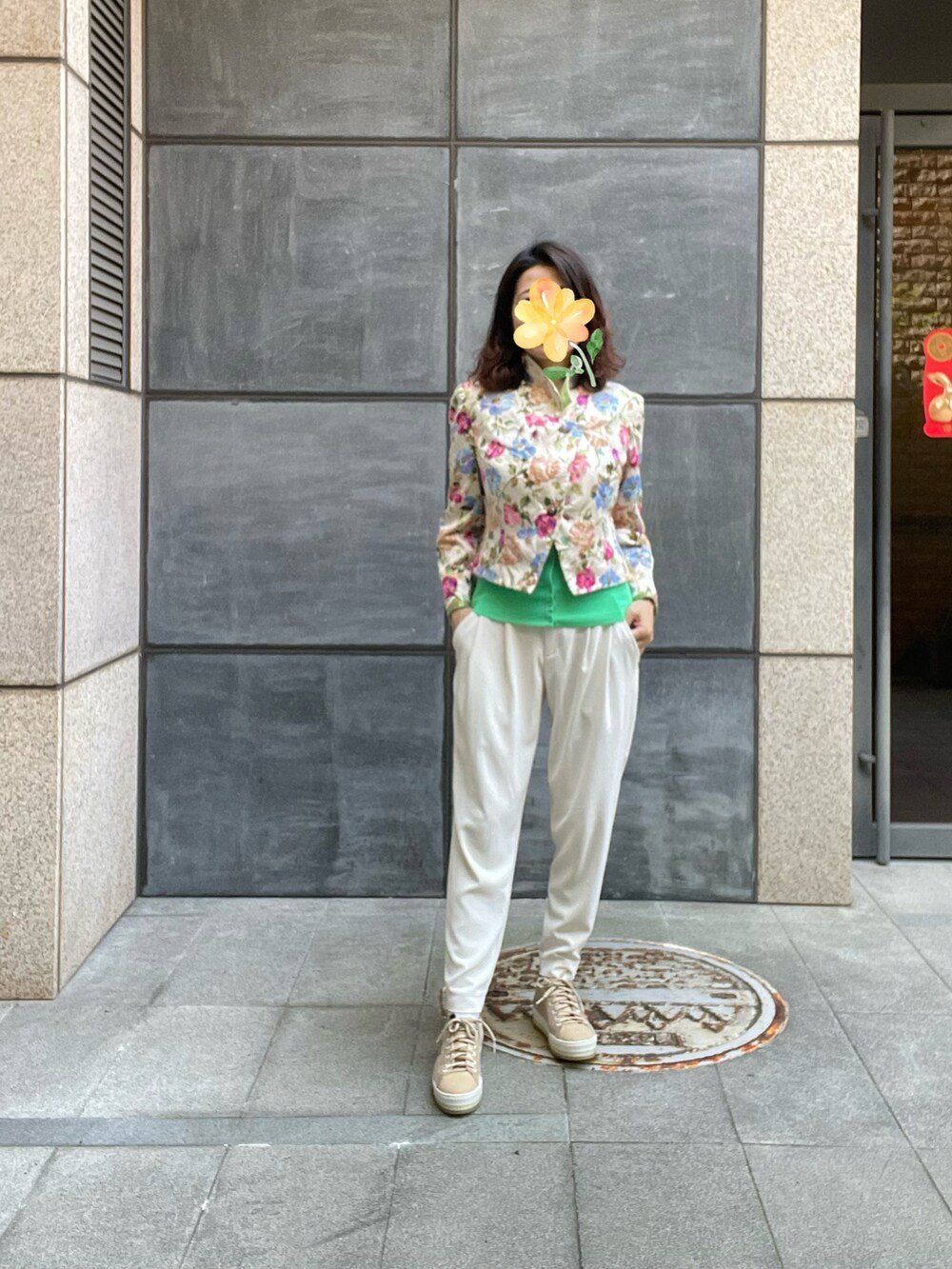 ホワイト系のスラックス、グリーン系のニット/セーター、その他のブルゾンを着用したレディースの春コーディネートの2枚目の写真