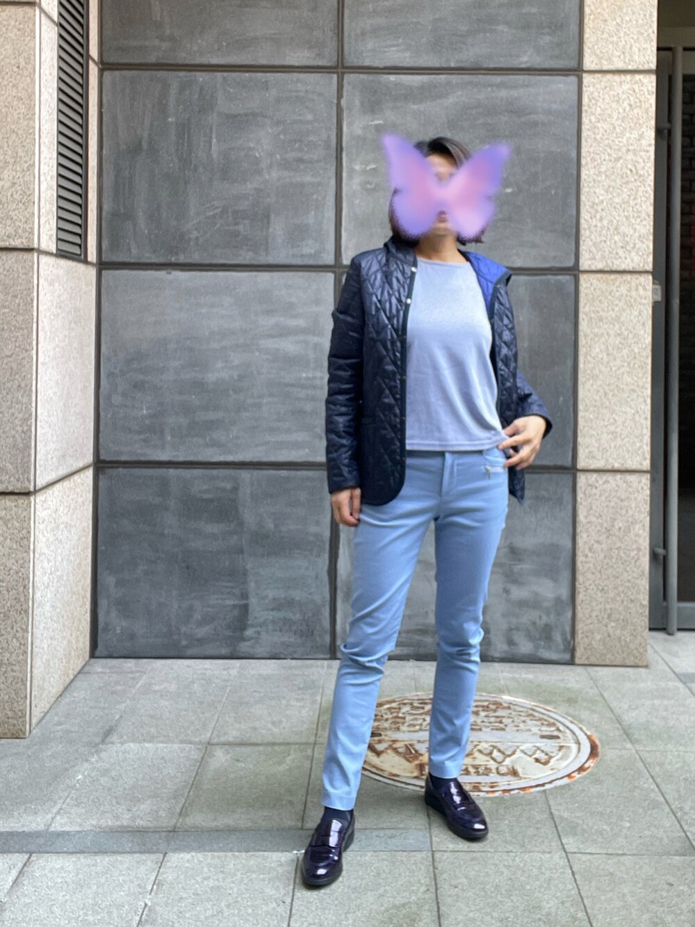 ブルー系のチノパンツ、ブルー系のTシャツ/カットソー、パープル系のローファーを着用したレディースの春コーディネートの2枚目の写真