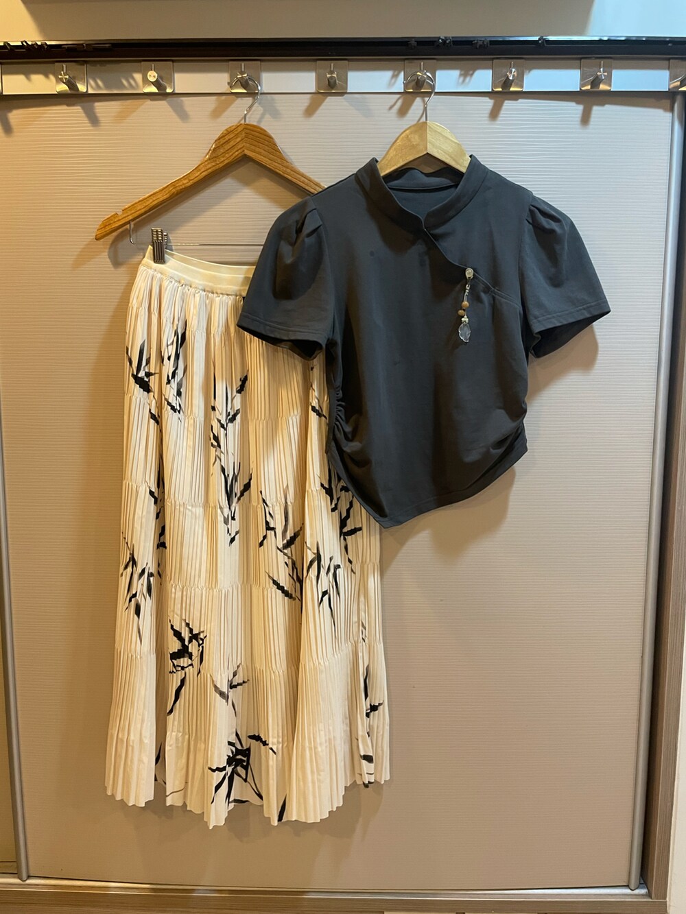 ホワイト系のスニーカー、グリーン系のTシャツ/カットソー、ベージュ系のスカートを着用したレディースの夏コーディネートの4枚目の写真