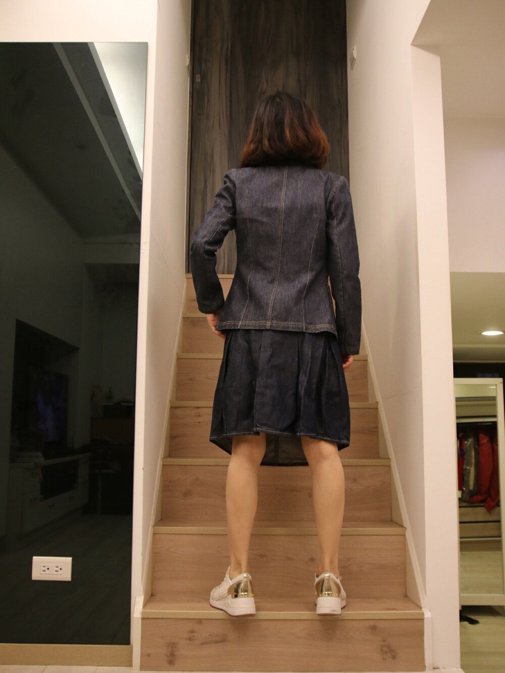 ブルー系のデニムスカート、ブルー系のデニムジャケット、ホワイト系のTシャツ/カットソーを着用したレディースの春コーディネートの3枚目の写真