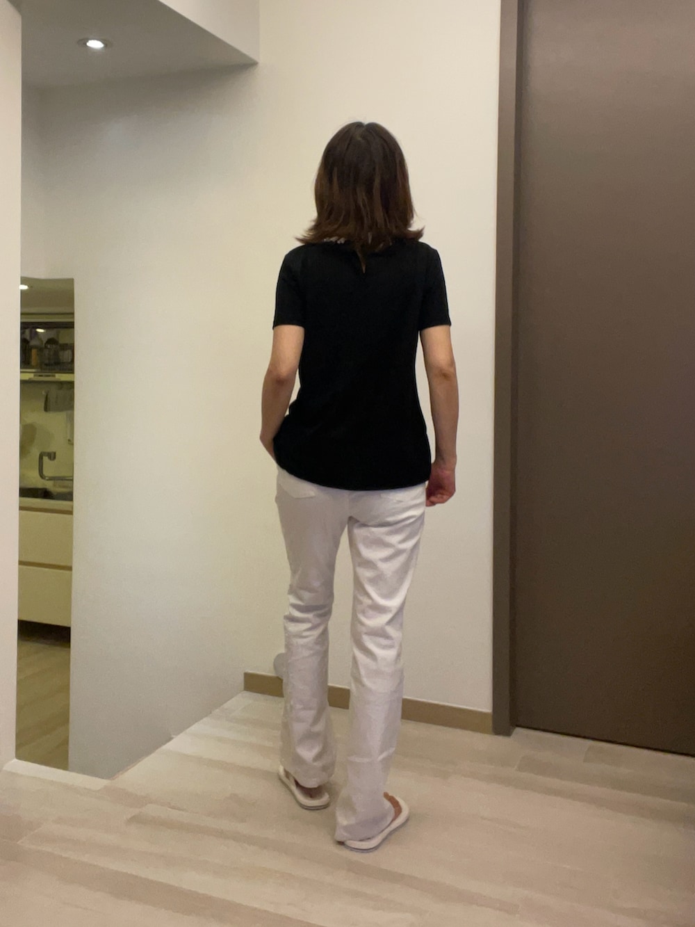 ブラック系のその他トップス、ブラック系のTシャツ/カットソー、ホワイト系のデニムパンツを着用したレディースの春コーディネートの3枚目の写真