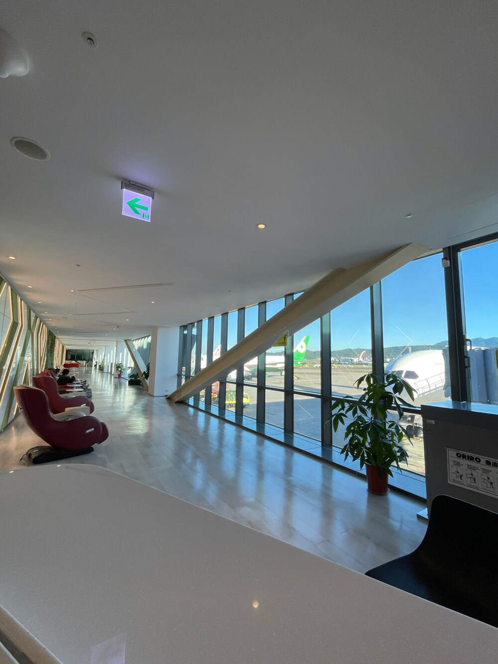 グレー系のスタジャン、イエロー系のジャンパースカート、ブラック系のスニーカーを着用したレディースの夏コーディネートの5枚目の写真