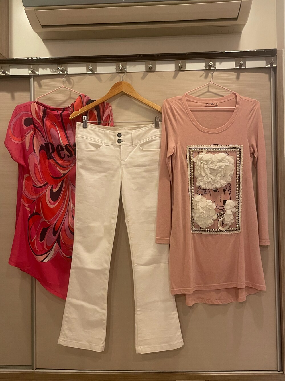 ピンク系のTシャツ/カットソー、ピンク系のTシャツ/カットソー、ホワイト系のデニムパンツを着用したレディースの春コーディネートの4枚目の写真