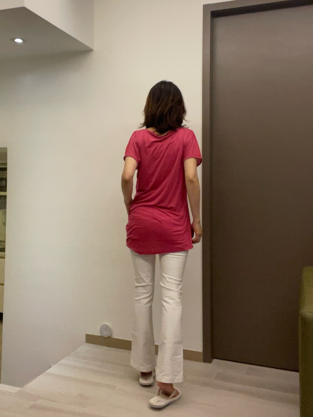 ピンク系のTシャツ/カットソー、ピンク系のTシャツ/カットソー、ホワイト系のデニムパンツを着用したレディースの春コーディネートの3枚目の写真