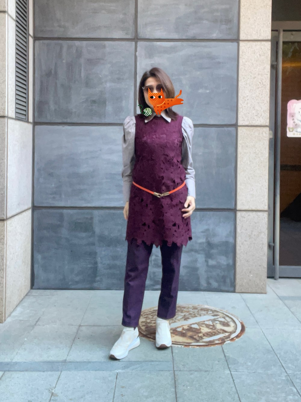 グレー系のダウンジャケット/コート、レッド系のワンピース、ベージュ系のスニーカーを着用したレディースの冬コーディネートの2枚目の写真