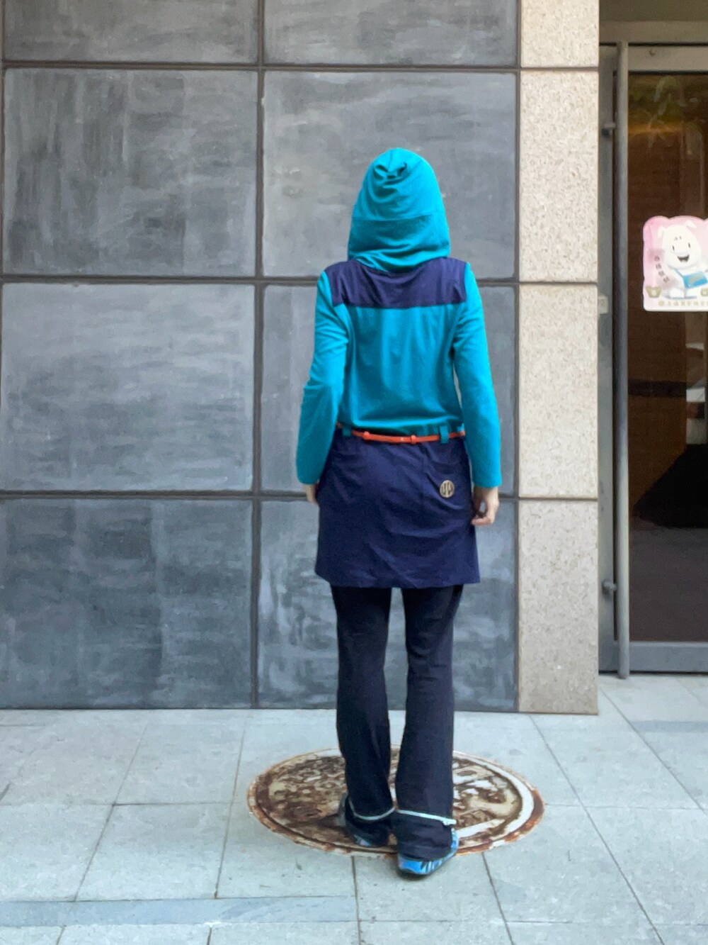 ブルー系のTシャツ/カットソー、ブルー系のビーチサンダル、ブルー系のチノパンツを着用したレディースの秋コーディネートの4枚目の写真