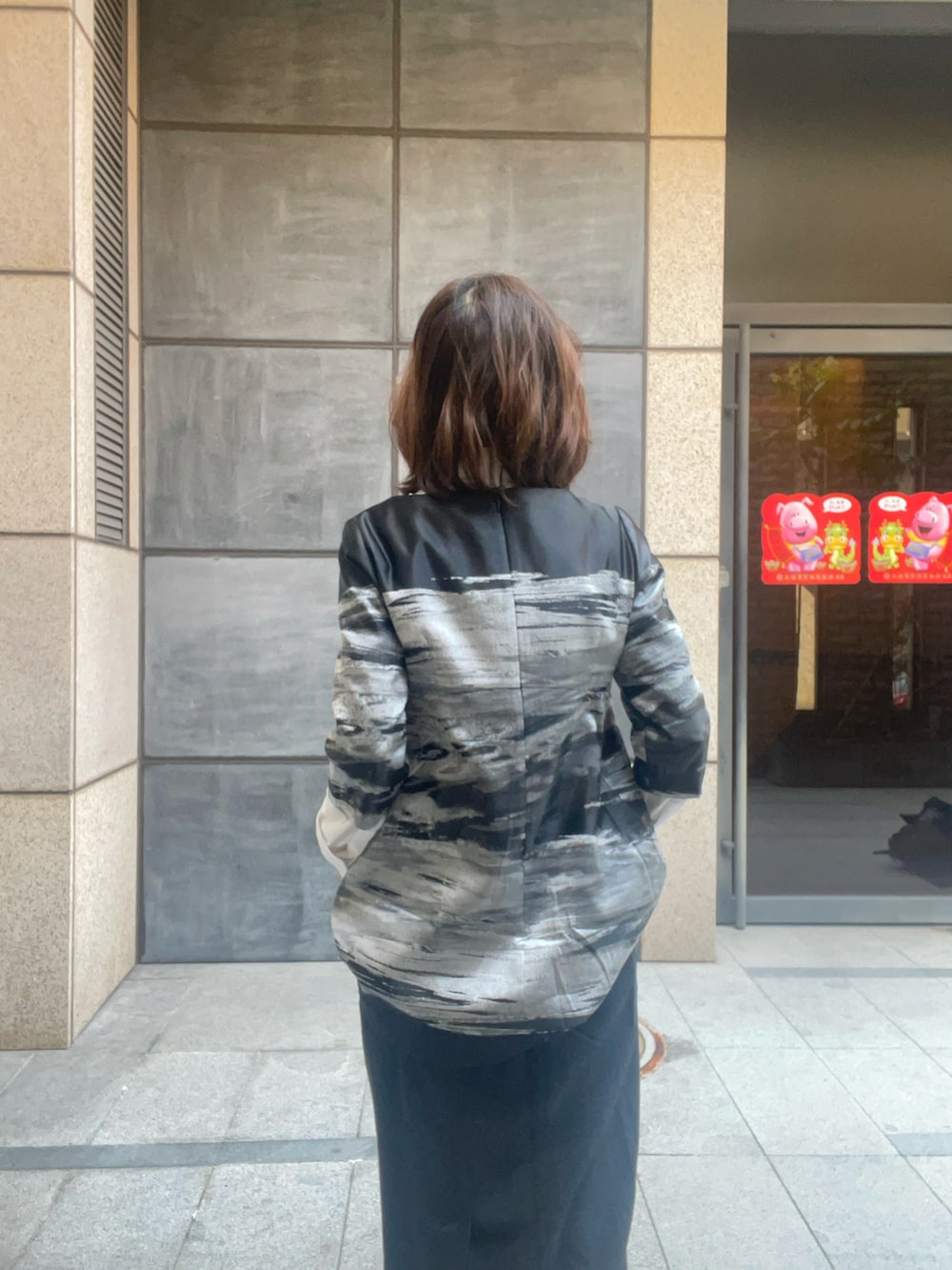 グレー系のその他トップス、グレー系のスカート、ブラック系のローファーを着用したレディースの春コーディネートの5枚目の写真