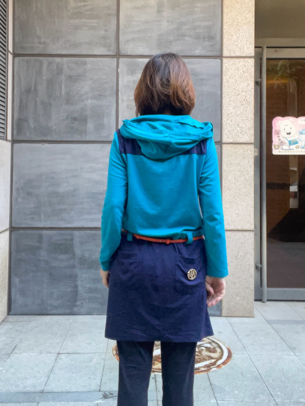 ブルー系のTシャツ/カットソー、ブルー系のビーチサンダル、ブルー系のチノパンツを着用したレディースの秋コーディネートの3枚目の写真