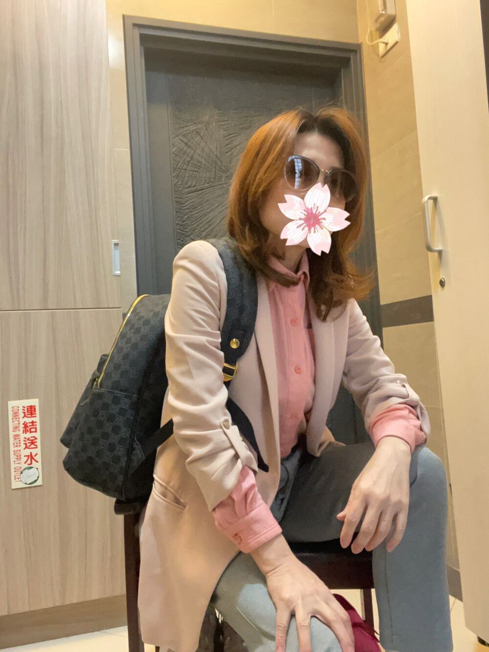 グレー系のチノパンツ、ピンク系のスニーカー、ピンク系のシャツ/ブラウスを着用したレディースの春コーディネートの2枚目の写真