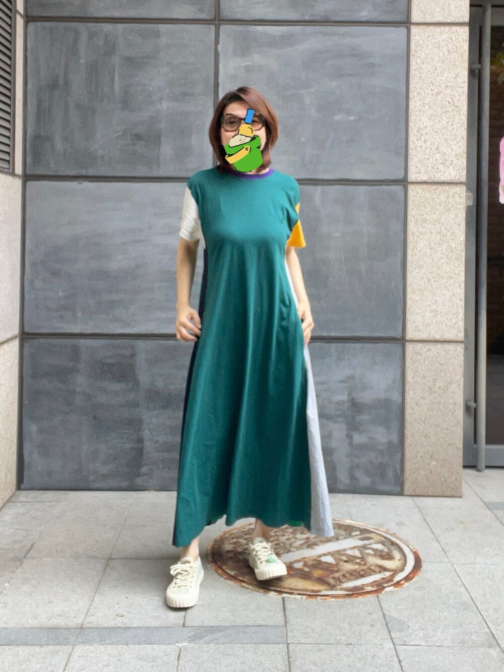 グリーン系のチュニック、グリーン系のスニーカー、グレー系のモッズコートを着用したレディースの秋コーディネートの3枚目の写真