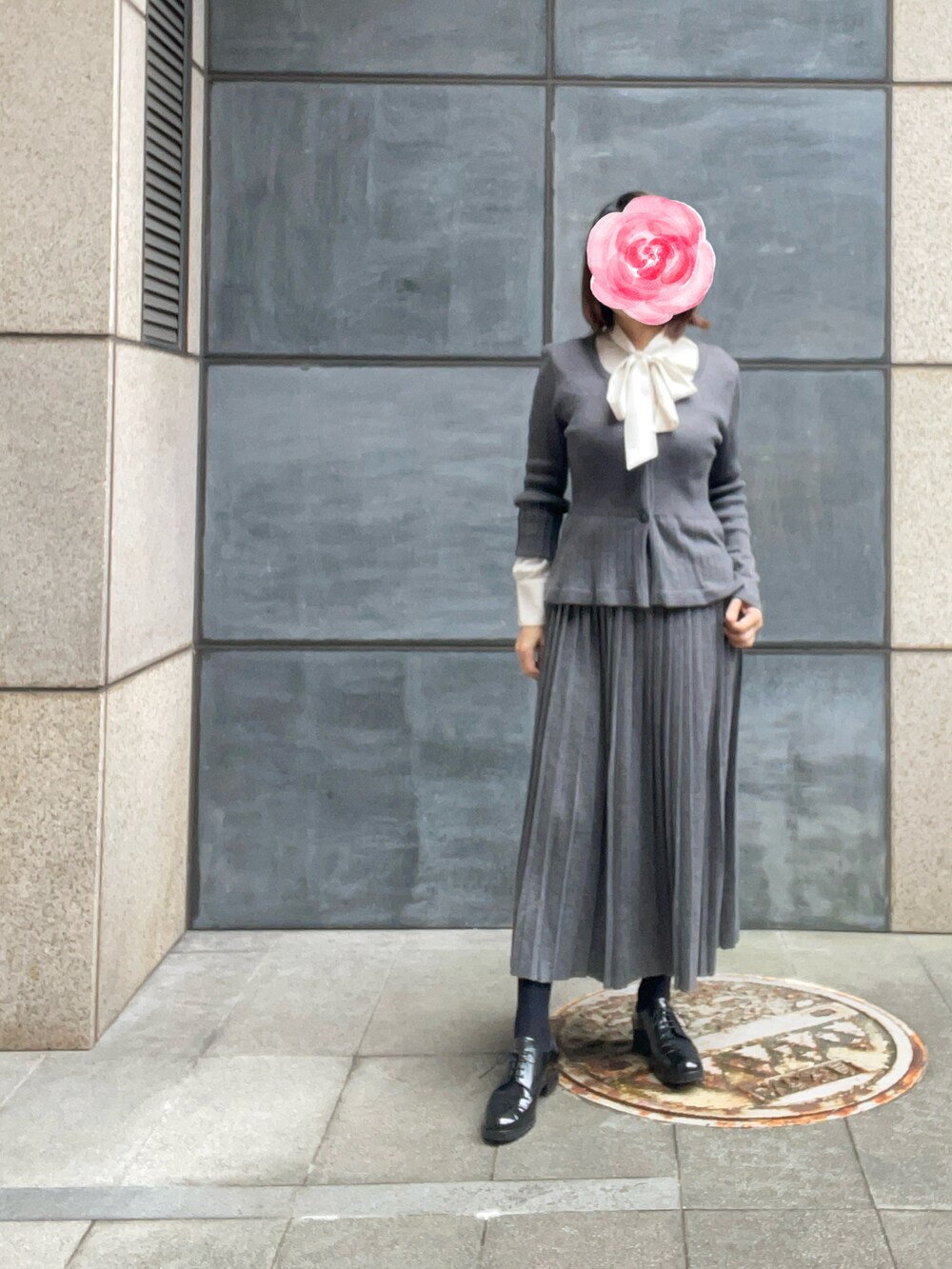 「adidasのアイテム（チノパンツ、ブラック系）」を使った、sflinさん（レディース・162cm）の春コーディネートの3枚目の写真