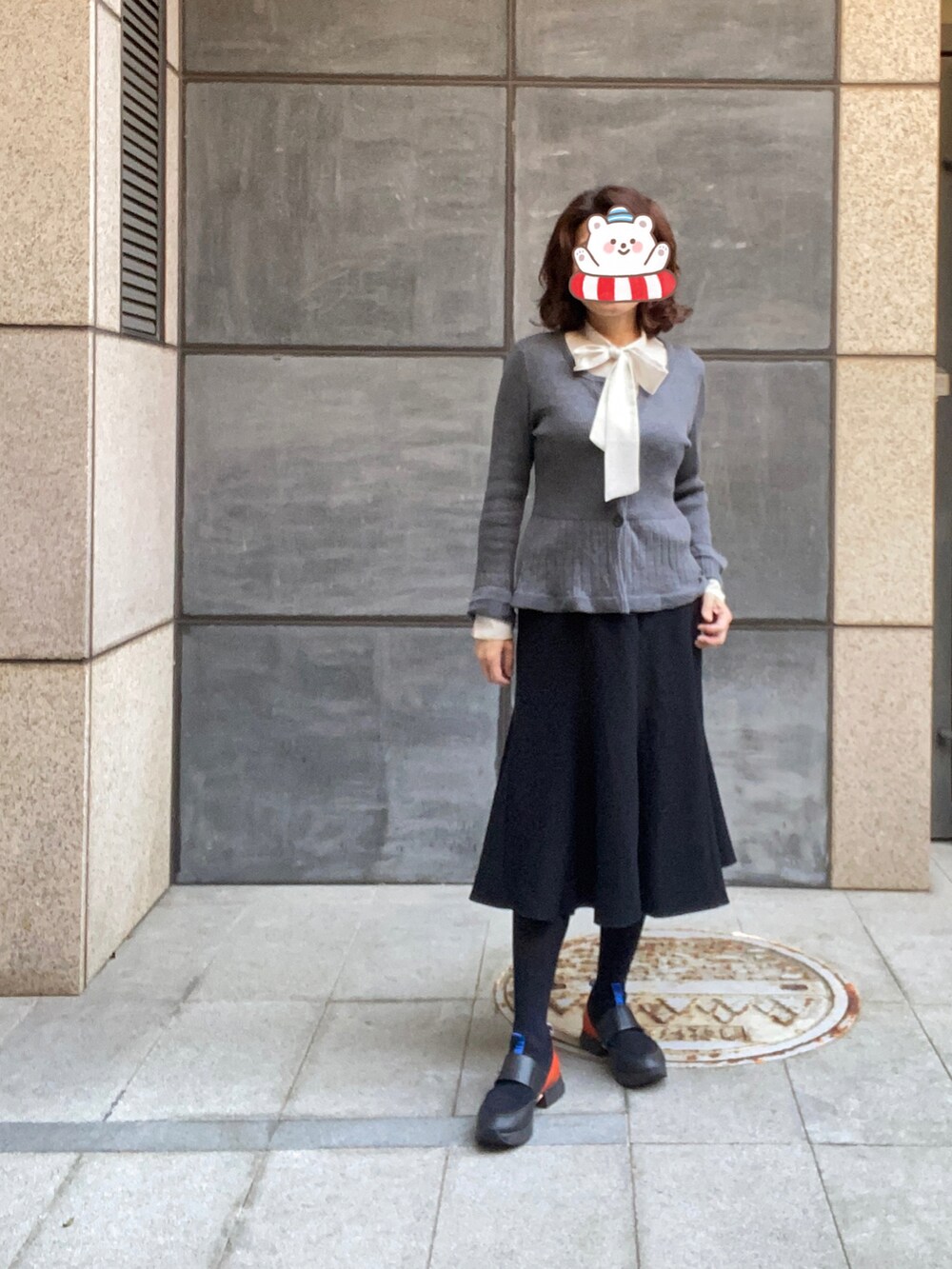 ブルー系のジャケット/アウター、ブルー系のスラックス、ベージュ系のニット/セーターを着用したレディースの冬コーディネートの4枚目の写真
