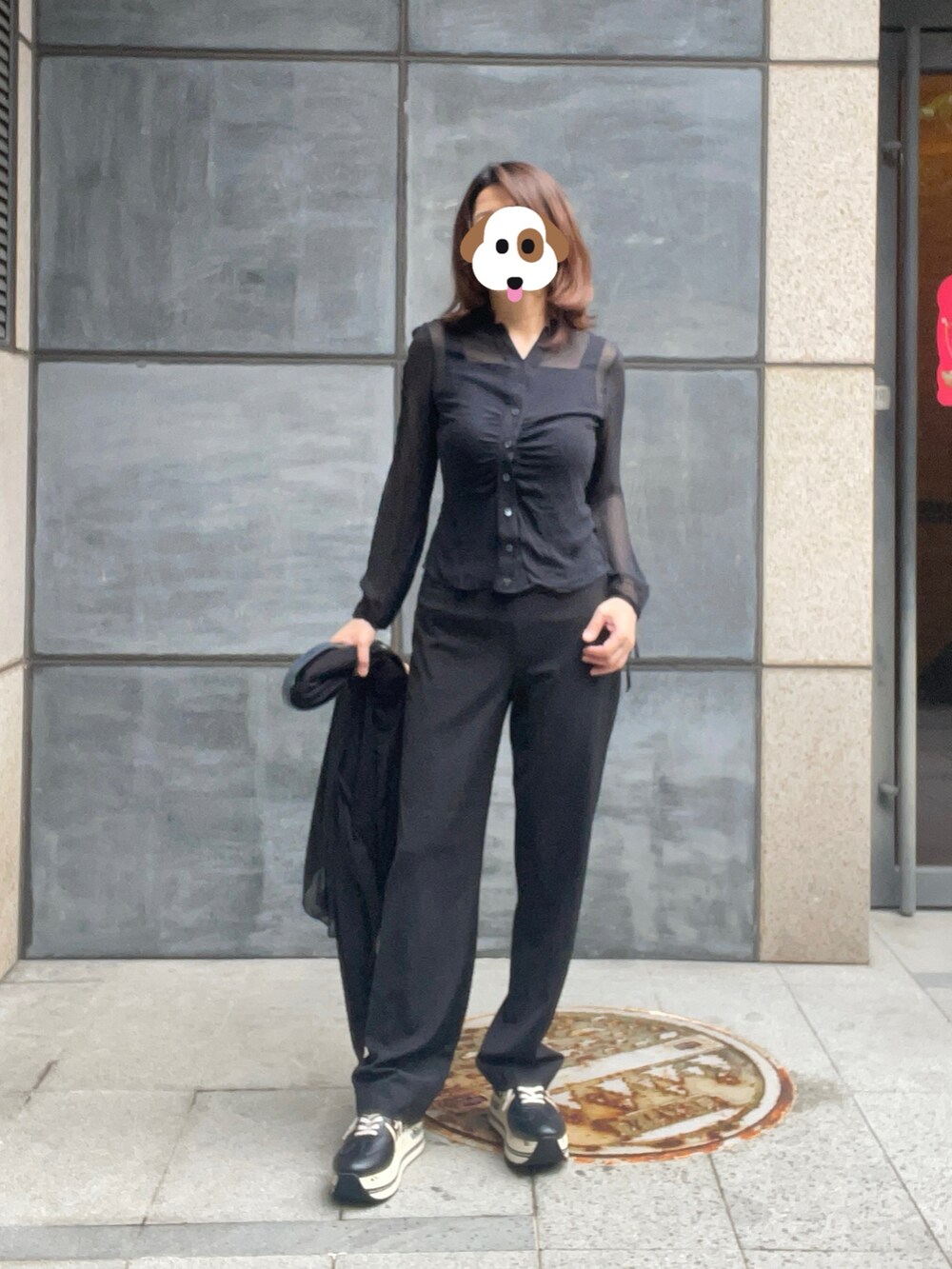 ブラック系のスラックス、ブラック系のスニーカー、ブラック系のノーカラージャケットを着用したレディースの夏コーディネートの4枚目の写真