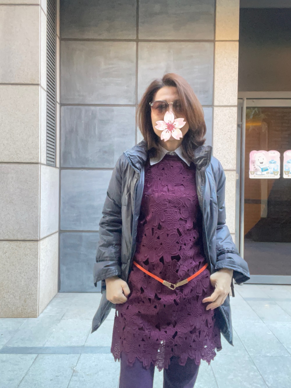 グレー系のダウンジャケット/コート、レッド系のワンピース、ベージュ系のスニーカーを着用したレディースの冬コーディネートの4枚目の写真