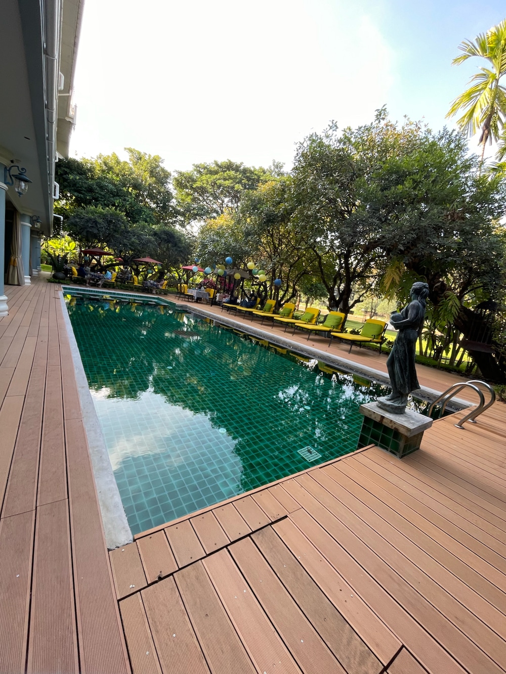 その他のワンピース、ホワイト系のニット/セーターを着用したレディースの冬コーディネートの3枚目の写真