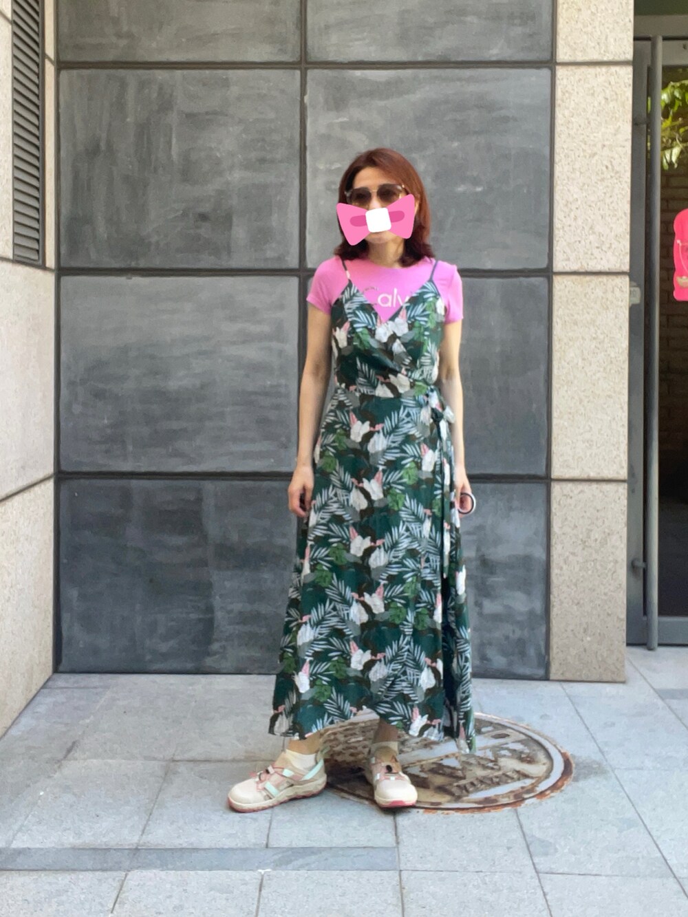 グリーン系のワンピース、ブルー系のサンダル、イエロー系のショルダーバッグを着用したレディースの冬コーディネートの5枚目の写真