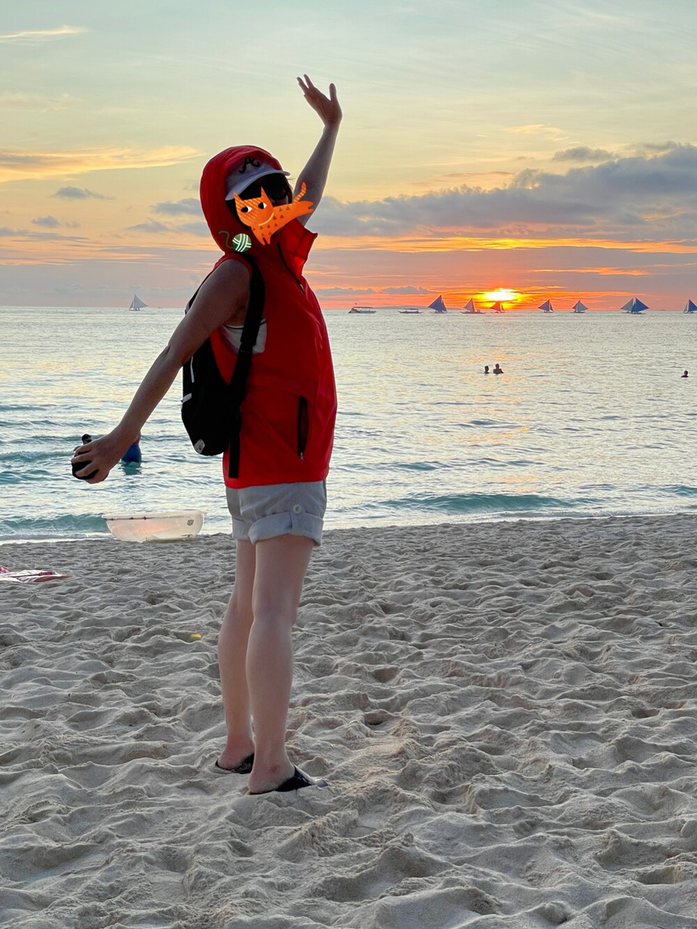 オレンジ系のベスト、ホワイト系のカーゴパンツ、ホワイト系のタンクトップを着用したレディースの秋コーディネートの5枚目の写真