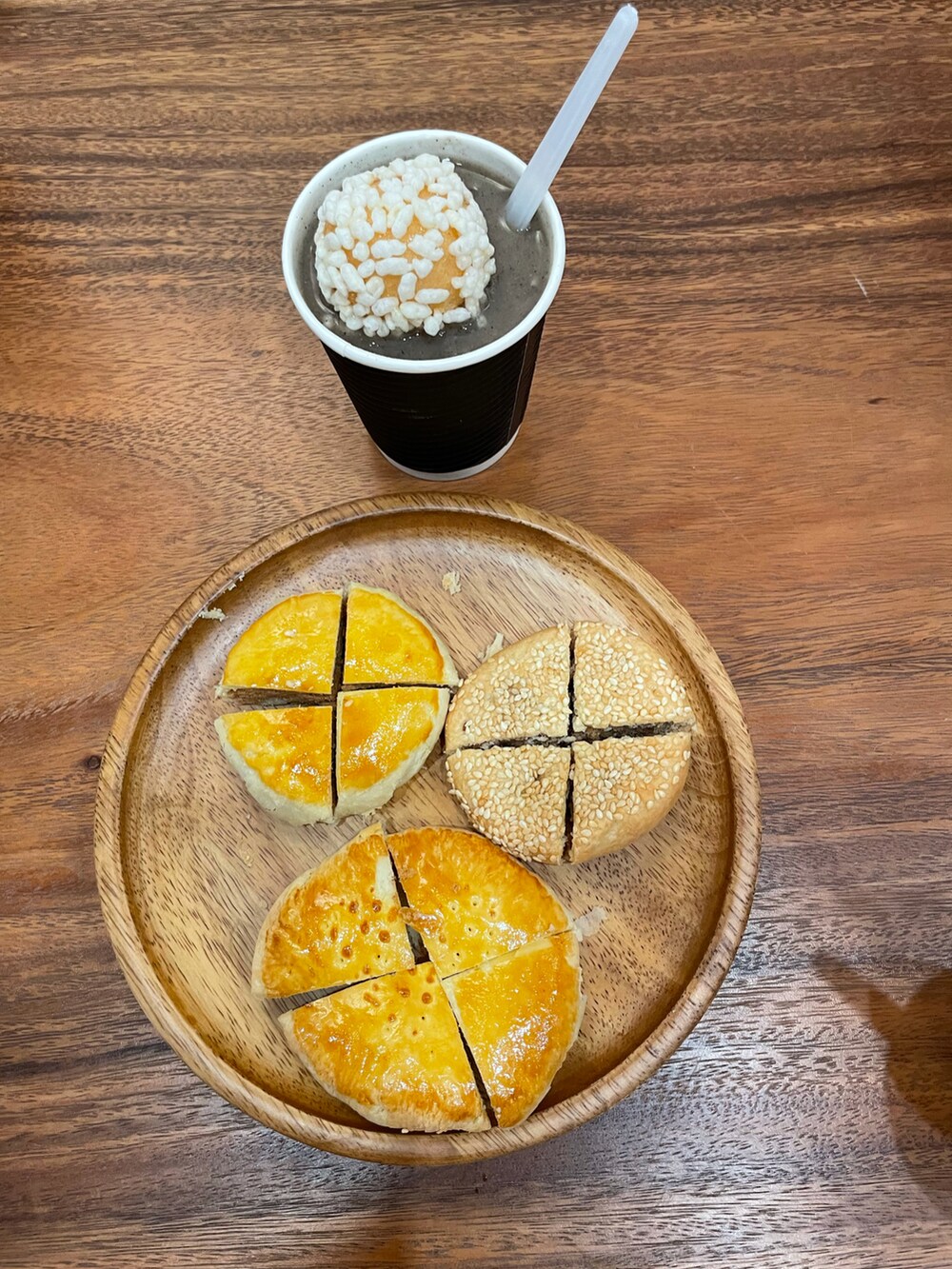 ブラウン系のカーディガン/ボレロを着用したレディースの冬コーディネートの5枚目の写真