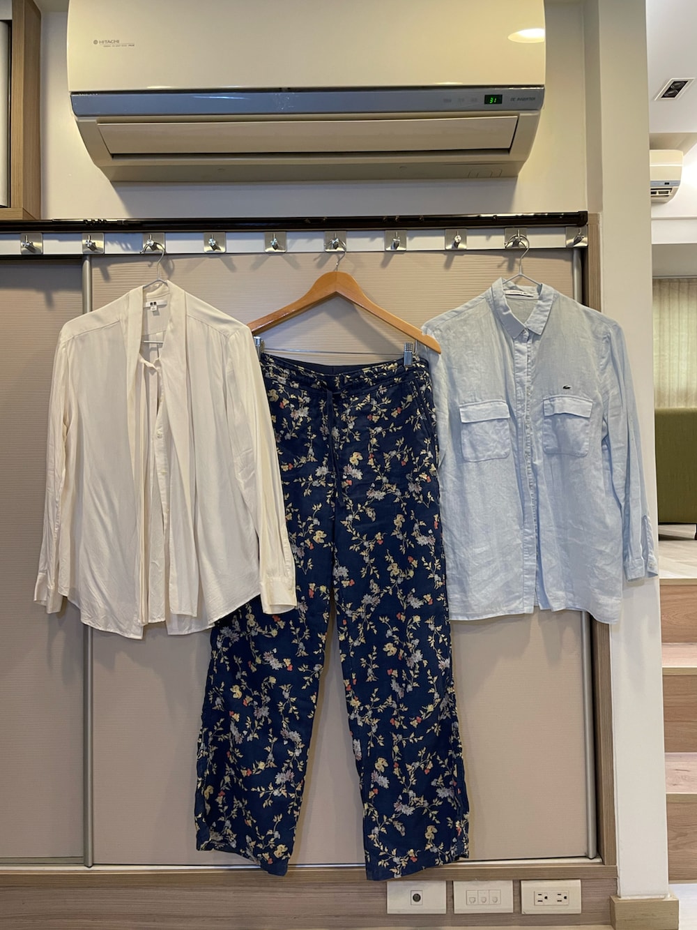 ブルー系のチノパンツ、ブルー系のシャツ/ブラウス、ベージュ系のスニーカーを着用したレディースの夏コーディネートの5枚目の写真