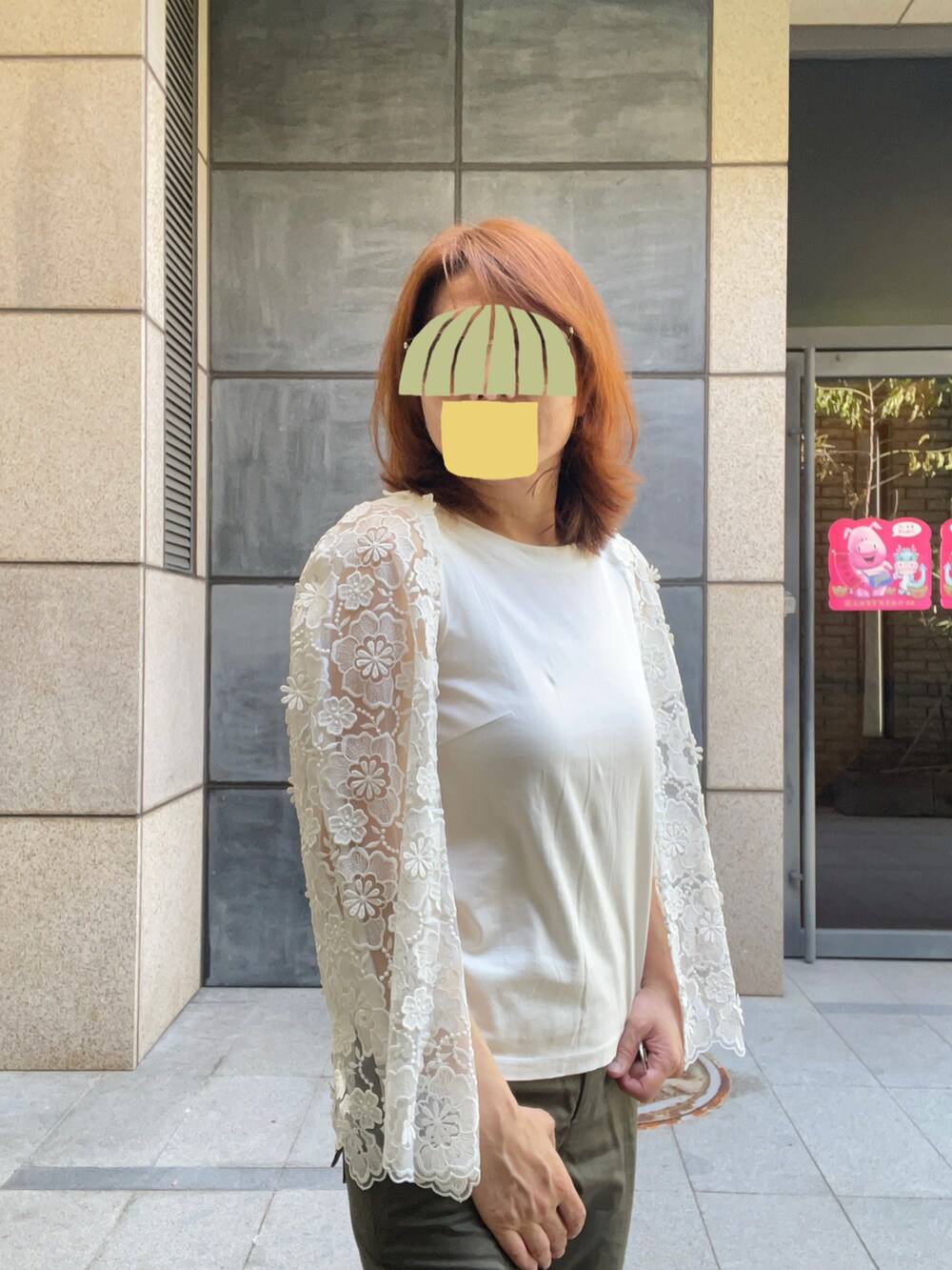 ホワイト系のカーディガン/ボレロ、グリーン系のチノパンツ、ベージュ系のスニーカーを着用したレディースの冬コーディネートの2枚目の写真