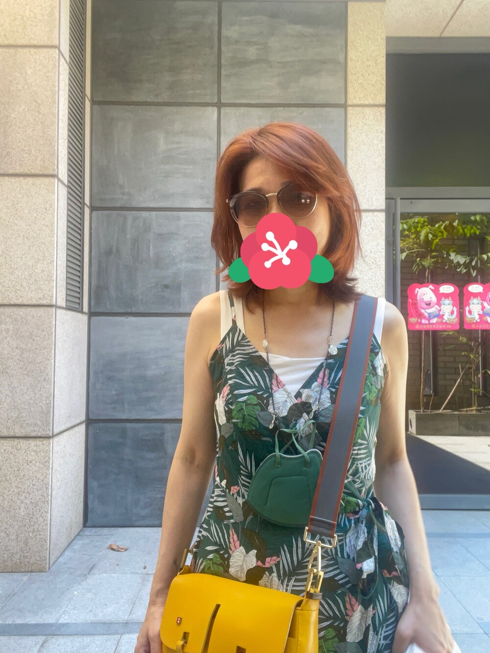 グリーン系のワンピース、ブルー系のサンダル、イエロー系のショルダーバッグを着用したレディースの冬コーディネートの2枚目の写真