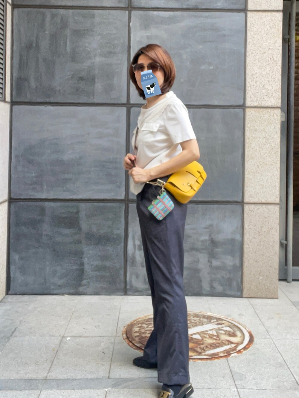 ブルー系のシャツ/ブラウス、ブルー系のスラックス、ブラック系のパンプスを着用したレディースの夏コーディネートの2枚目の写真