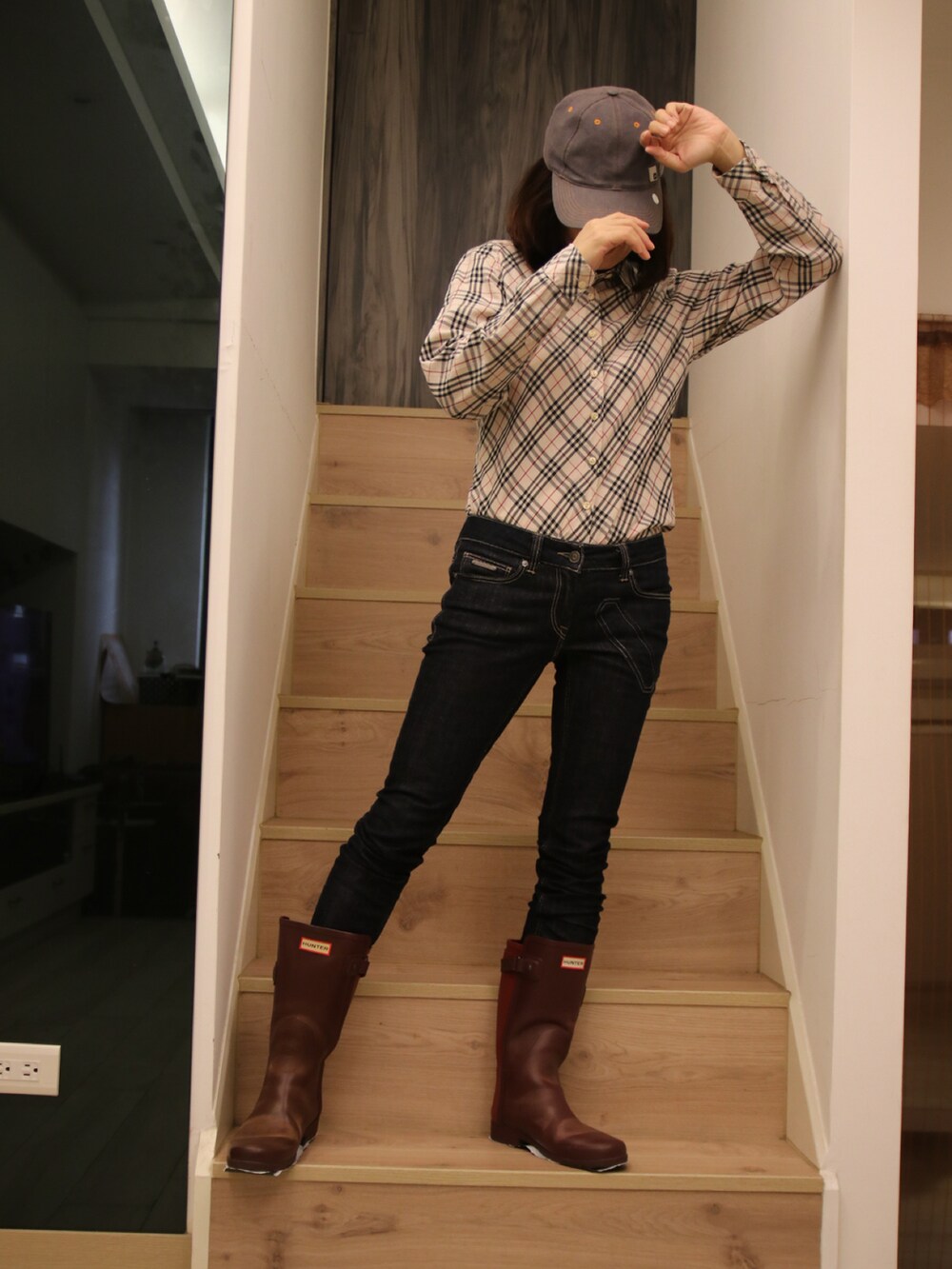 ベージュ系のシャツ/ブラウス、ブルー系のデニムパンツ、レッド系のレインシューズを着用したレディースの春コーディネートの2枚目の写真