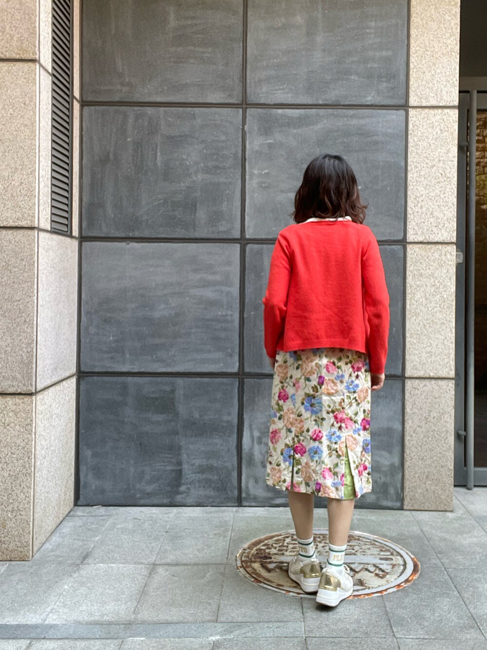 ホワイト系のTシャツ/カットソー、その他のスカート、ベージュ系のスニーカーを着用したレディースの春コーディネートの3枚目の写真