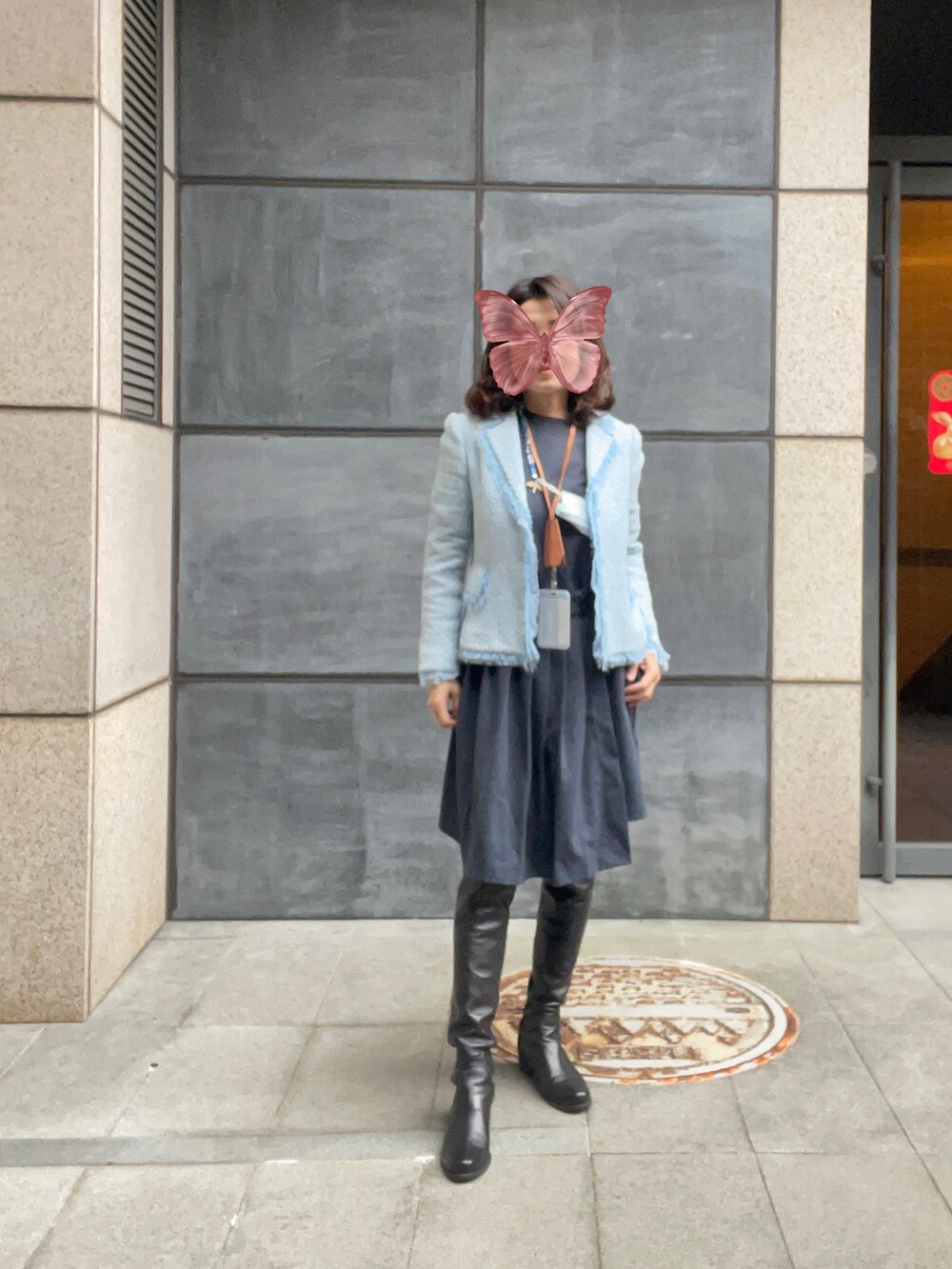 ブラック系のブーツ、ブルー系のテーラードジャケット、グレー系のワンピースを着用したレディースの春コーディネートの2枚目の写真