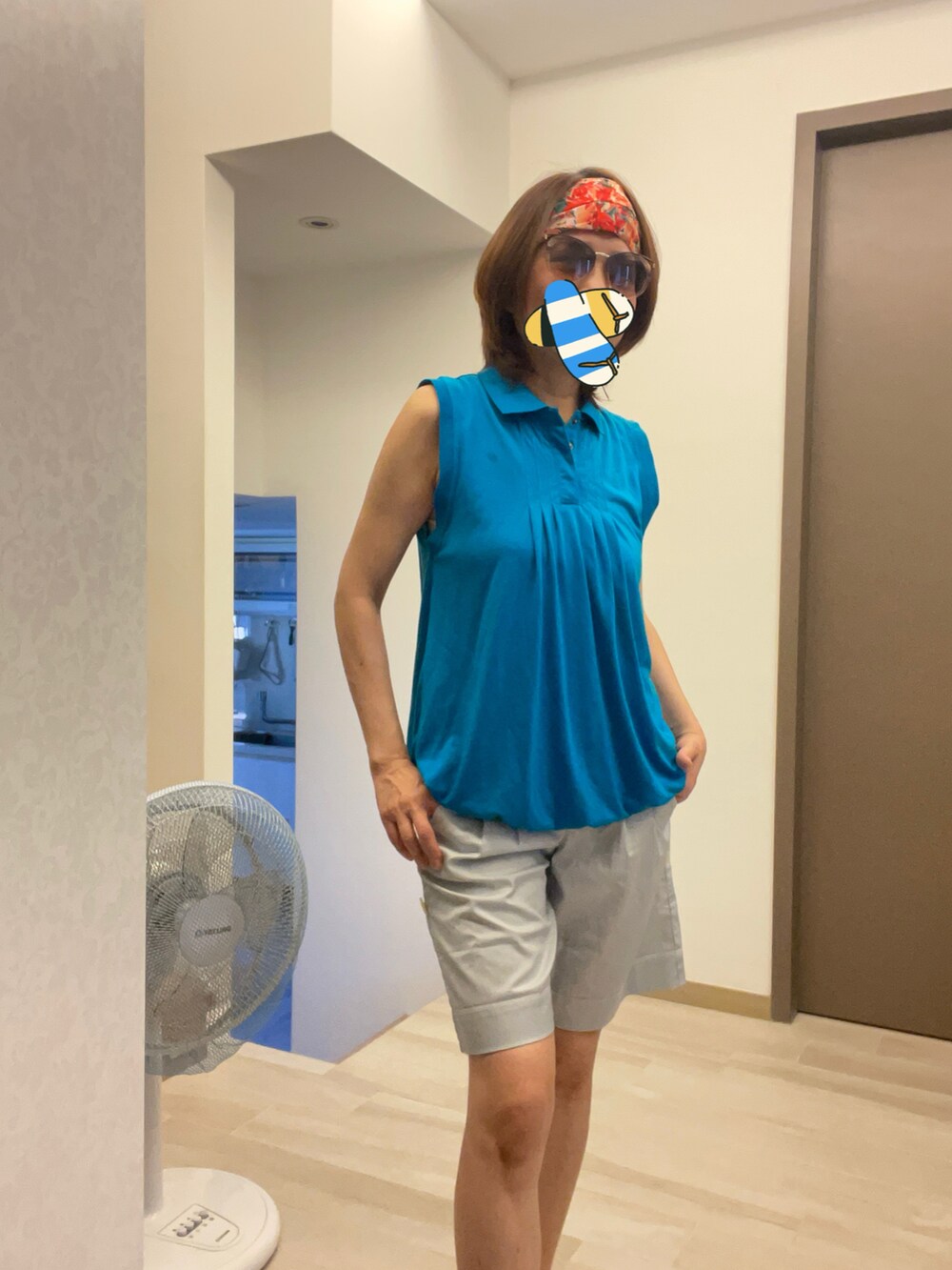 ブルー系のTシャツ/カットソー、グリーン系のスニーカー、ホワイト系のカーゴパンツを着用したレディースの夏コーディネートの2枚目の写真