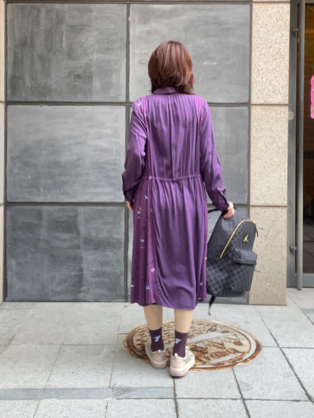 「iS ScoLarのアイテム（シャツワンピース、パープル系）」を使った、sflinさん（レディース・162cm）の春コーディネートの2枚目の写真