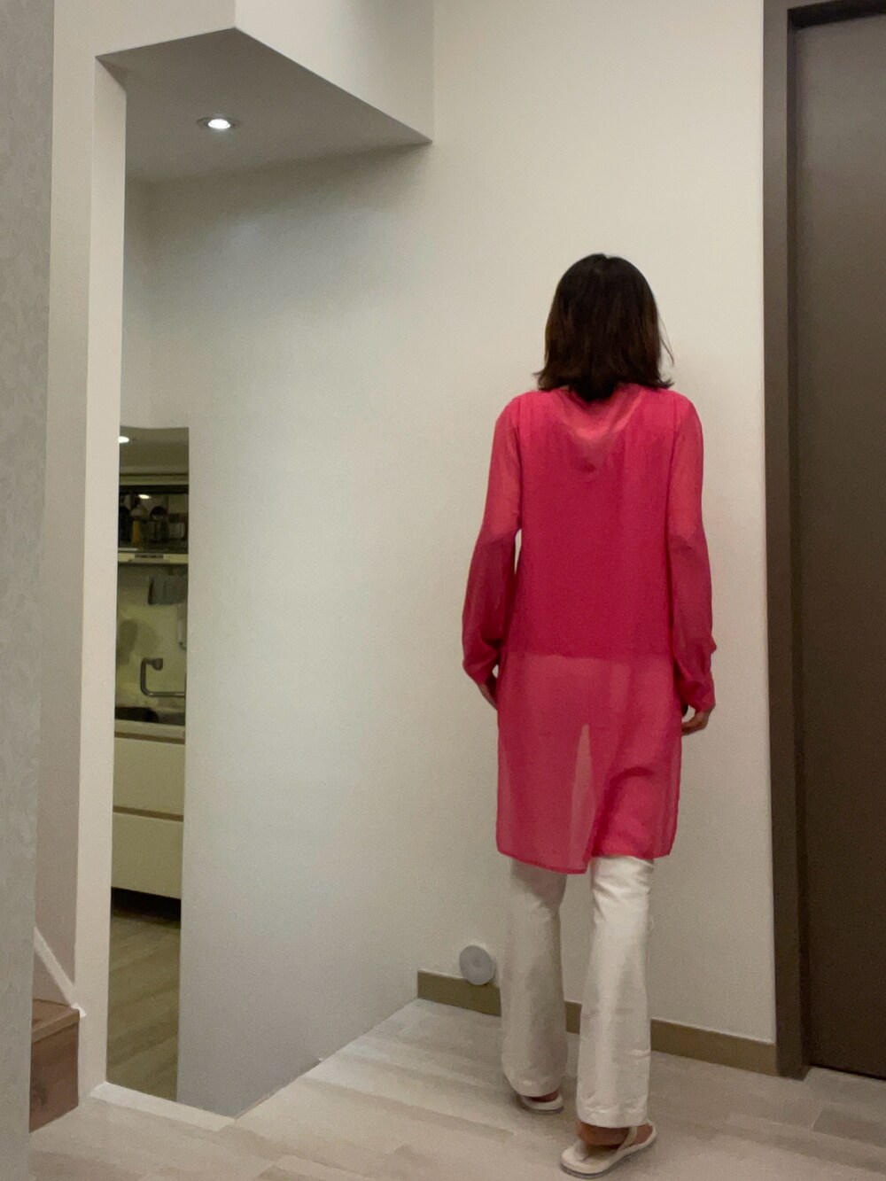 オレンジ系のシャツ/ブラウス、ピンク系のシャツ/ブラウス、ホワイト系のデニムパンツを着用したレディースの春コーディネートの2枚目の写真