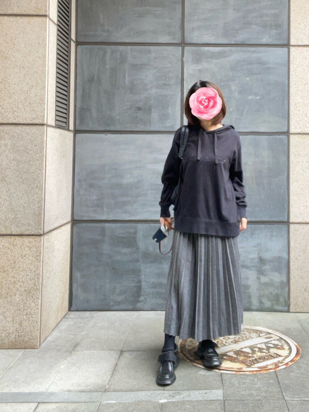 「adidasのアイテム（チノパンツ、ブラック系）」を使った、sflinさん（レディース・162cm）の春コーディネートの2枚目の写真
