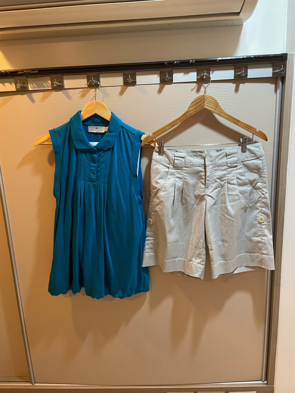 ブルー系のTシャツ/カットソー、グリーン系のスニーカー、ホワイト系のカーゴパンツを着用したレディースの夏コーディネートの4枚目の写真