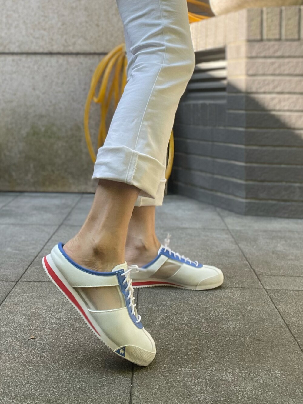 その他のTシャツ/カットソー、ホワイト系のデニムパンツ、ホワイト系のスリッポンを着用したレディースの春コーディネートの3枚目の写真