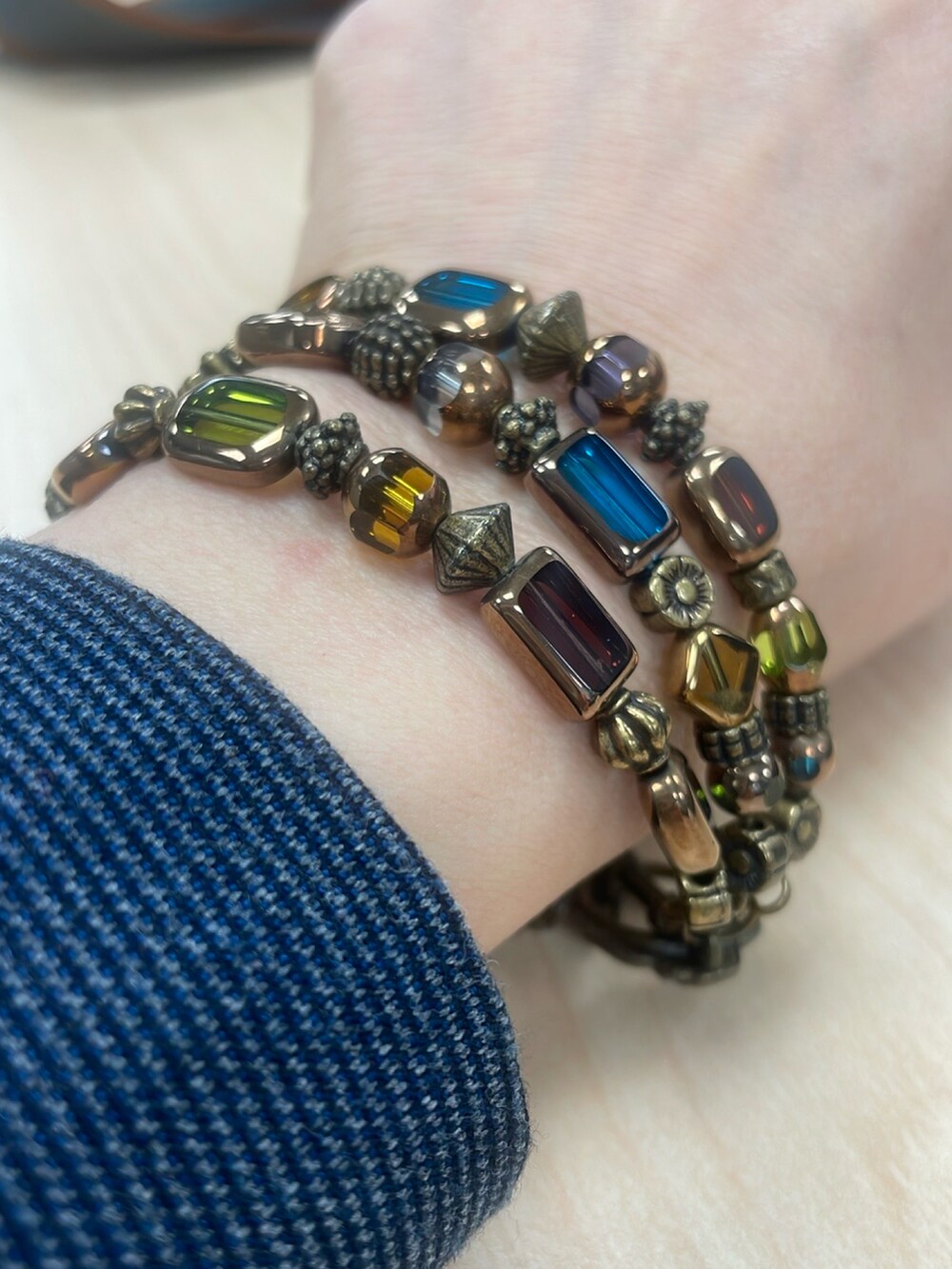 グレー系のワンピース、イエロー系のショルダーバッグ、ブラック系のローファーを着用したレディースの春コーディネートの4枚目の写真