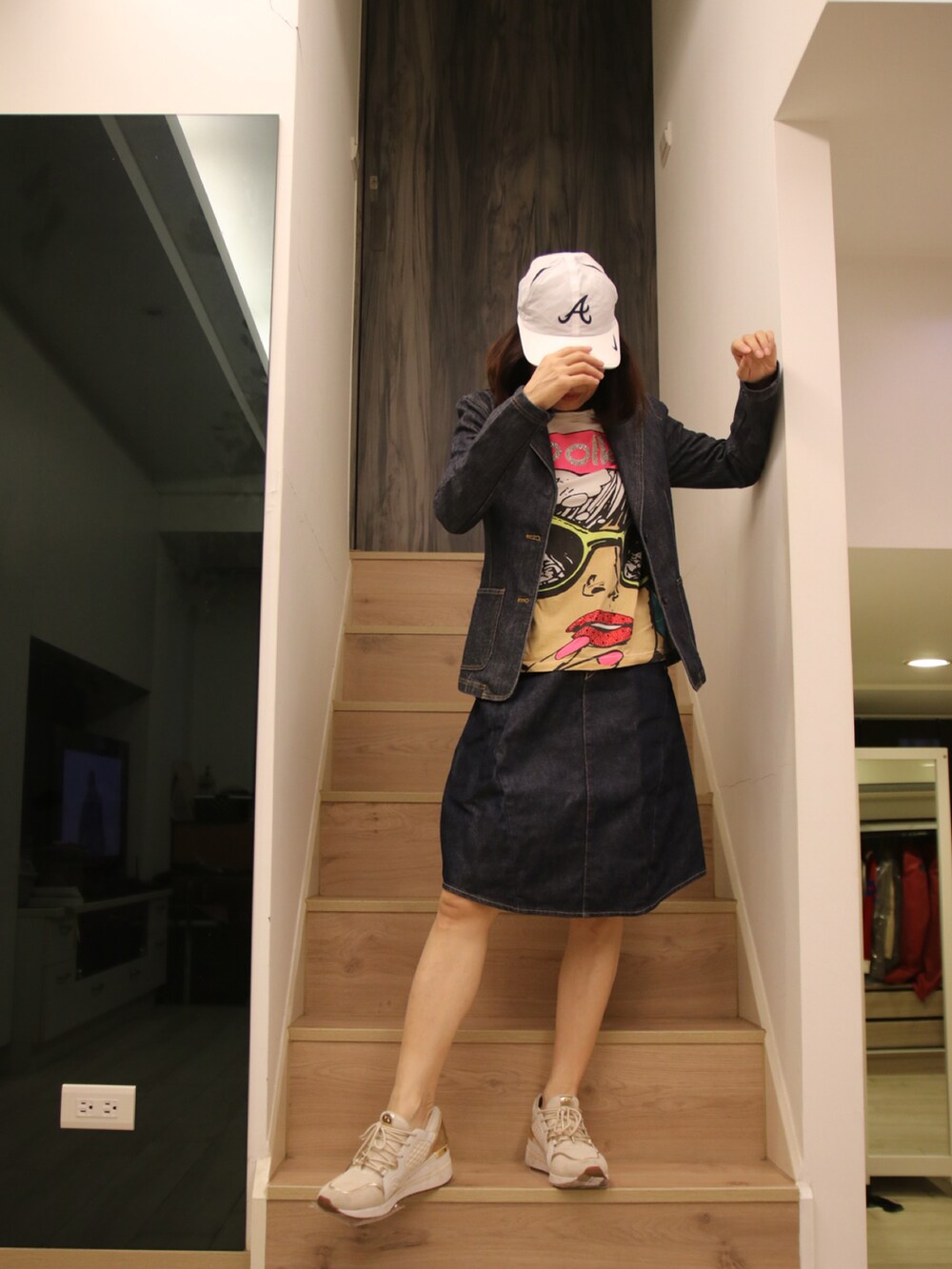 ブルー系のデニムスカート、ブルー系のデニムジャケット、ホワイト系のTシャツ/カットソーを着用したレディースの春コーディネートの2枚目の写真