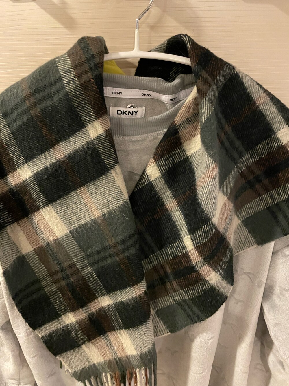 ブラウン系のミリタリージャケット、ベージュ系のスリッポン、シルバー系のルームウェアを着用したレディースの冬コーディネートの4枚目の写真